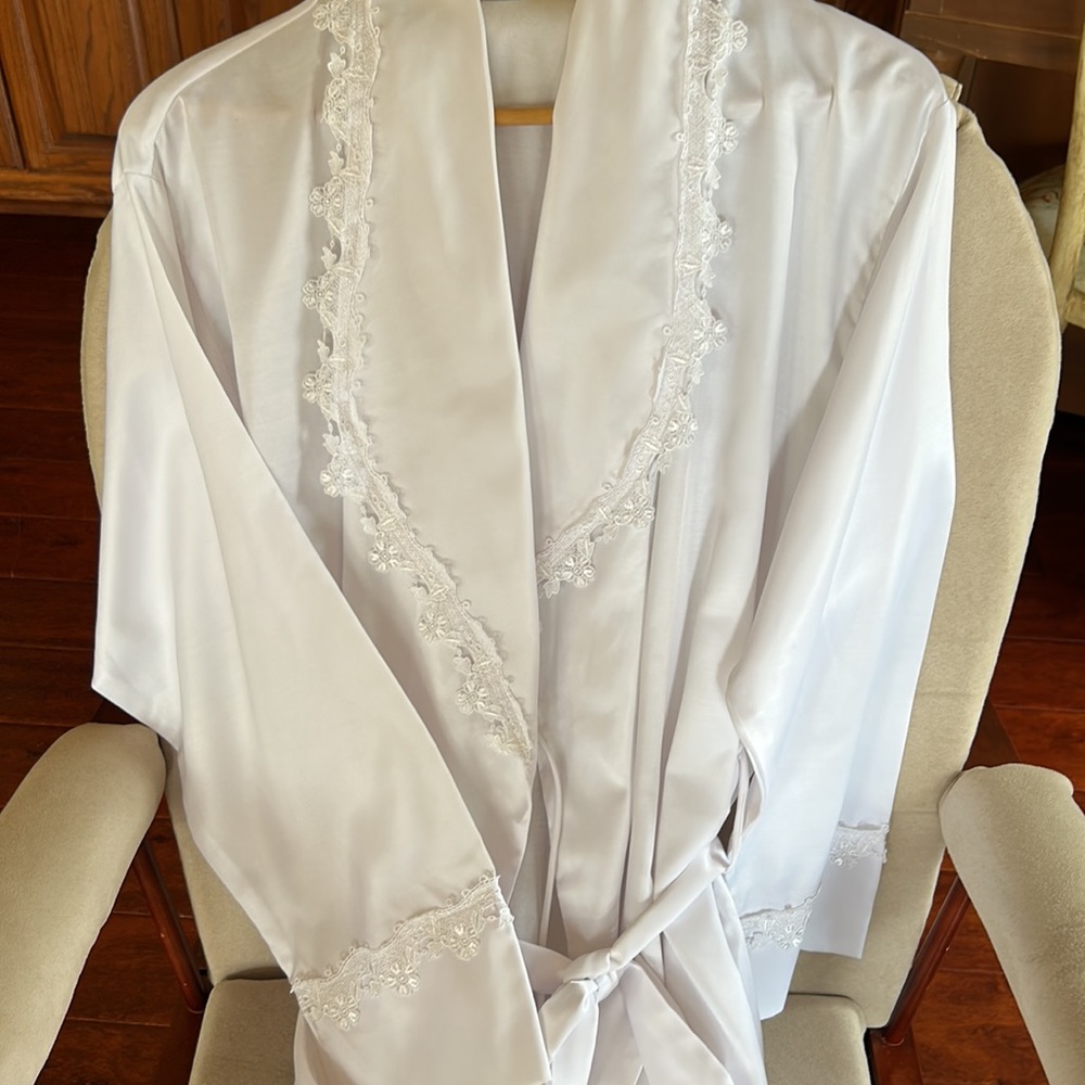Priamo White Robe. - Picture 2 of 5